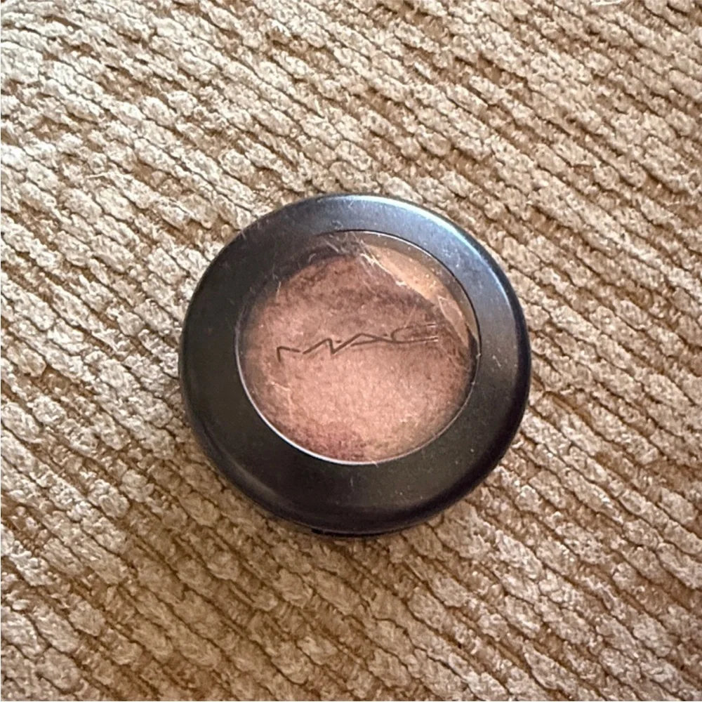 MAC Cosmetics AMOUROUS ALLOY Eyeshadow defect
